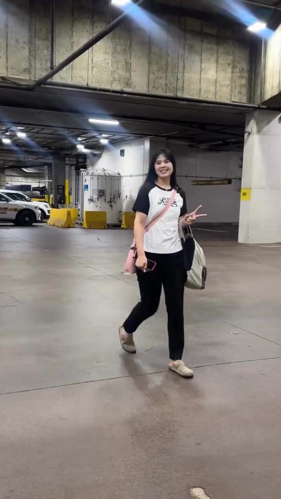 爱了爱了！李月汝赛前穿搭T恤+粉包，看着就是个小女孩啊