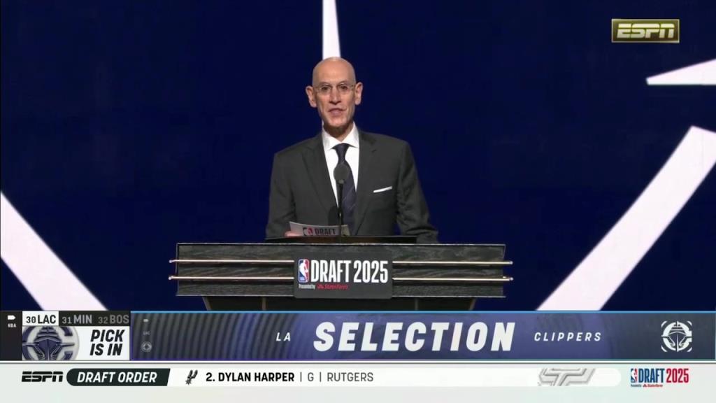 快船选中大龄中锋！30顺位尼德豪泽上前握手合影