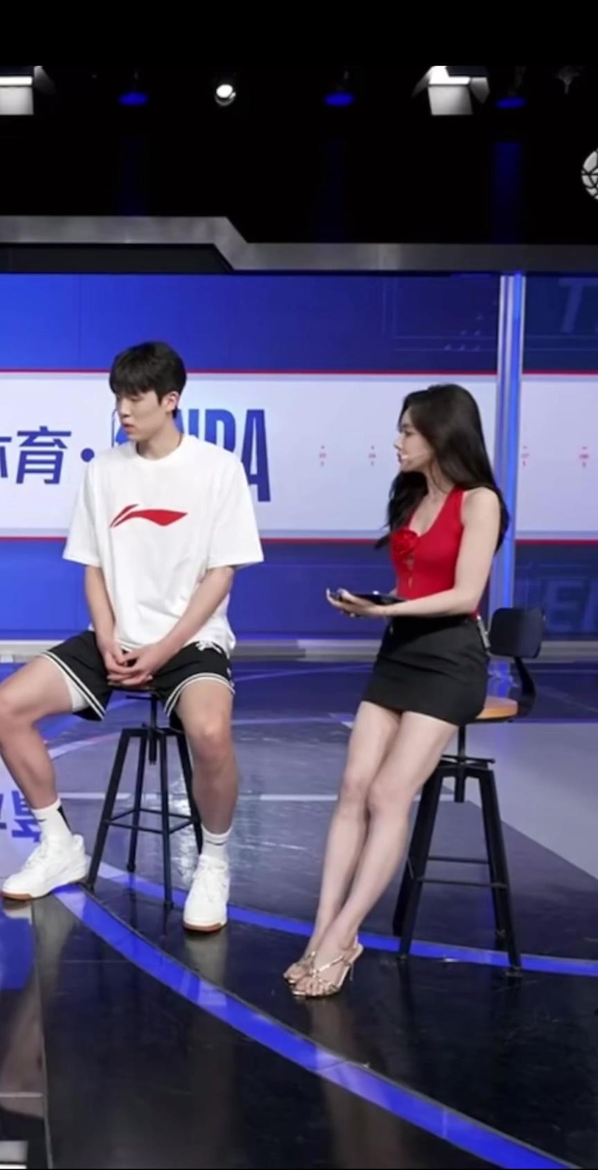 身高差有点萌美娜站着都没有杨瀚森坐着高
