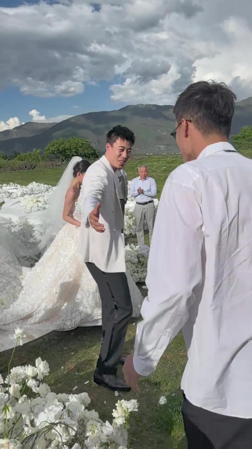丛明晨晒张镇麟丽江举行婚礼 深圳男篮主帅周鹏出席