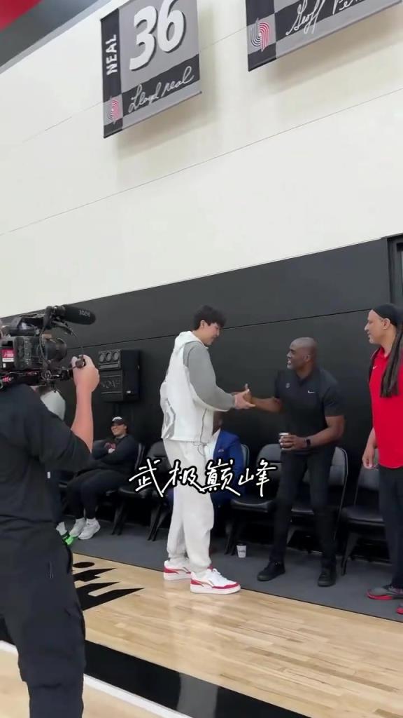 来报到啦！杨瀚森现身开拓者训练馆与工作人员及队友拥抱寒暄