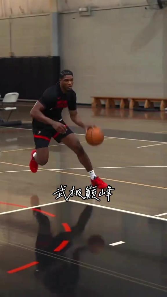 练点传球呀！开拓者后卫亨德森开启疯狂训练模式