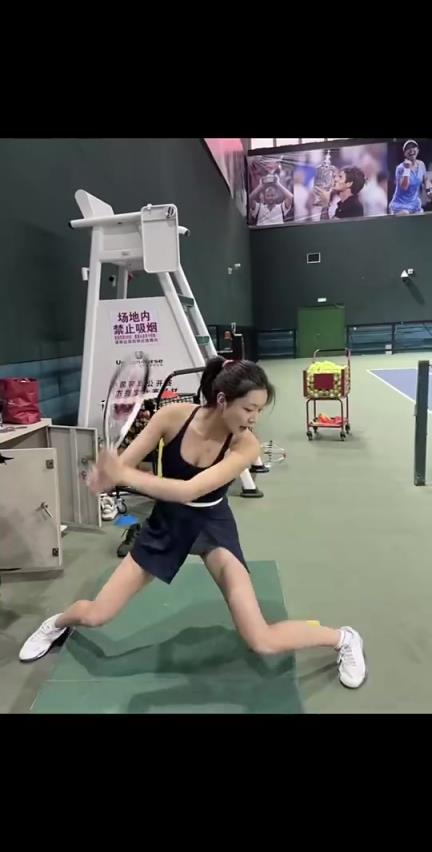 辽宁队付豪女友看着是网球爱好者，身材就不用说了