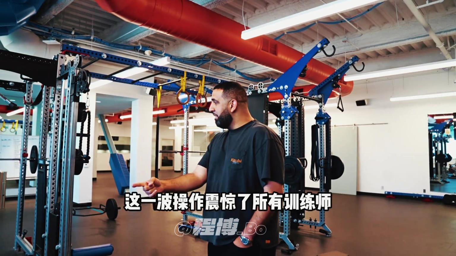 练块儿的翻译？杨瀚森的翻译玩转健腹轮惊呆一众训练师