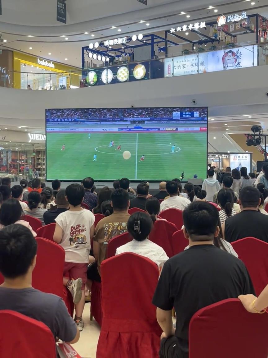 全民看足球❤️‍！老百姓在商场看苏超