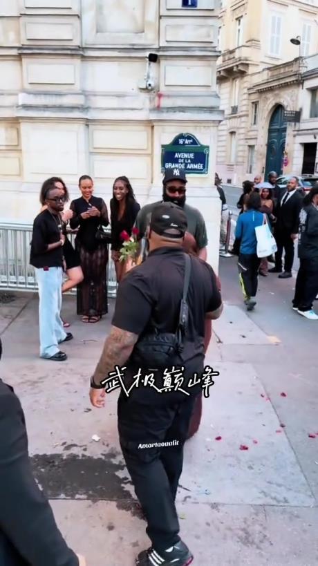 到哪都是焦点！哈登遇4美女搭讪后潇洒离开