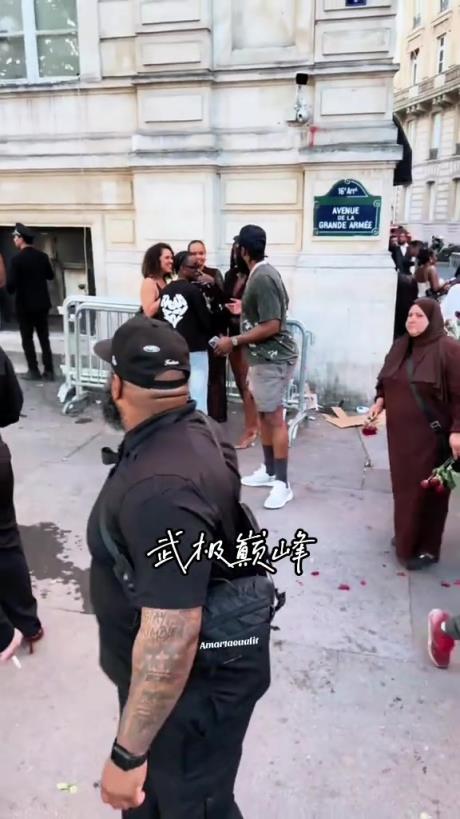 走完秀的登哥在巴黎街头闲逛 路边遇上美女聊了几句