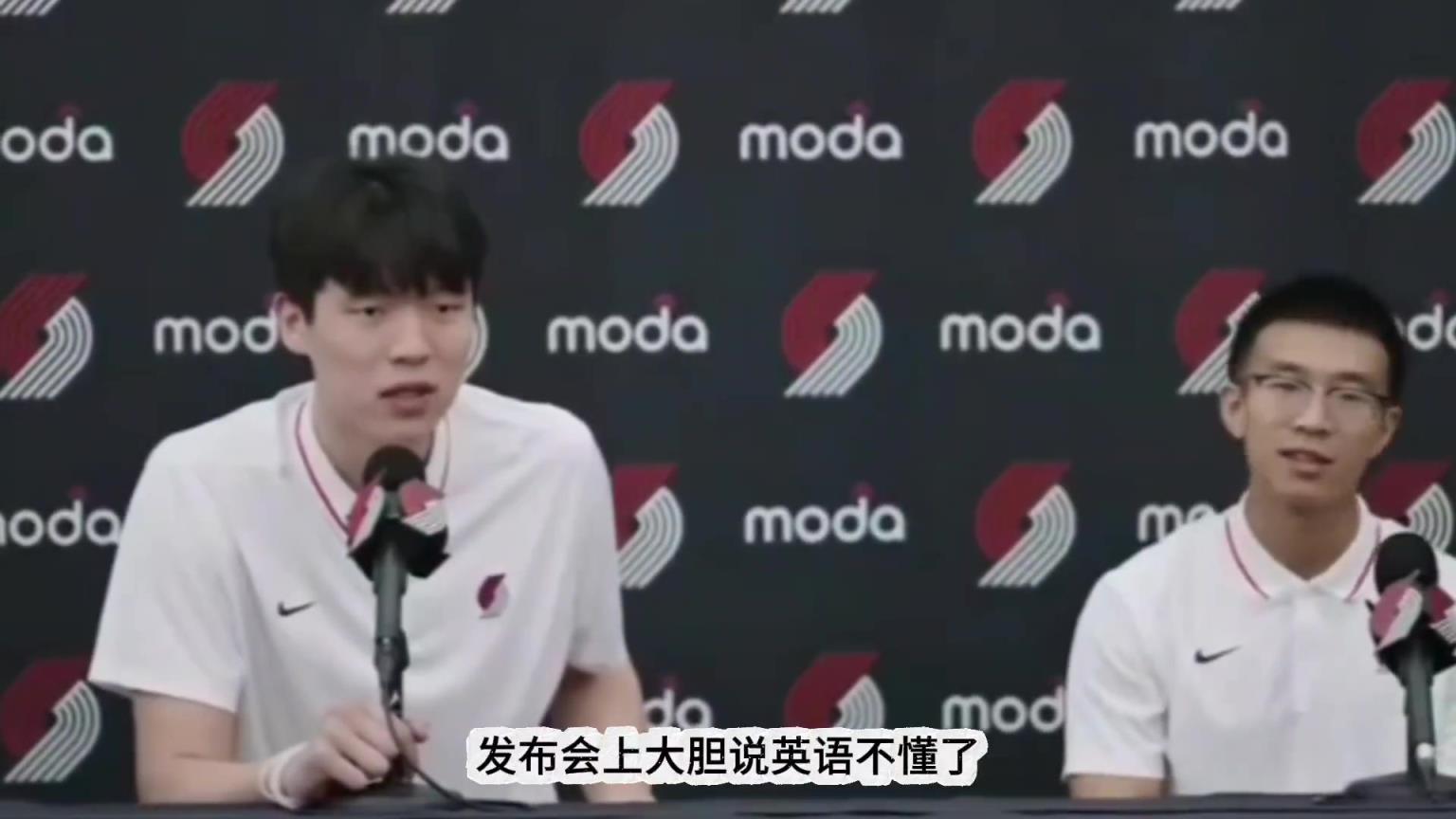 杨瀚森开拓者发布会他帮了大忙！小杨的随行翻译因高情商被夸赞