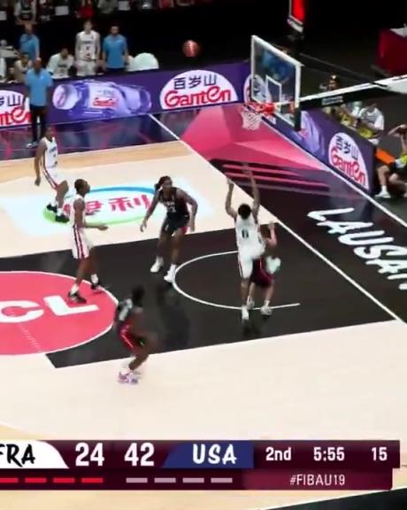 夸张！法国U19上演极限空接 直接从美国队员头上跨过去了