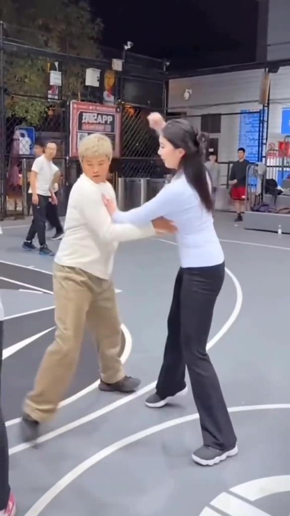 小伙你手摸哪里呢！防守就防守不能干净一点吗！
