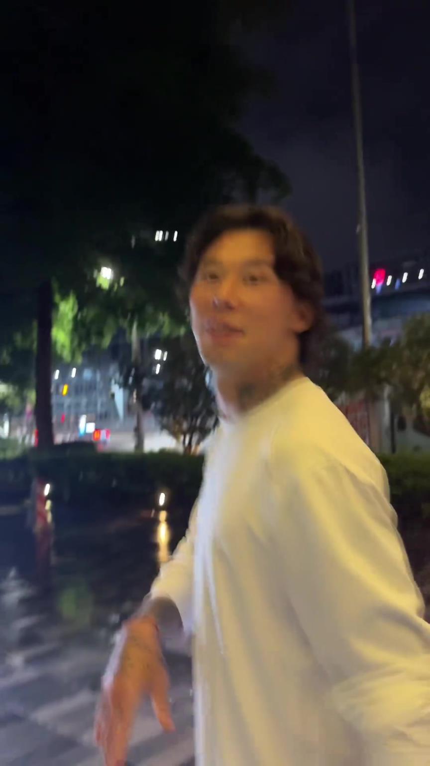 我以为侯永永呢张琳芃热情地招呼路人，现场有说有笑