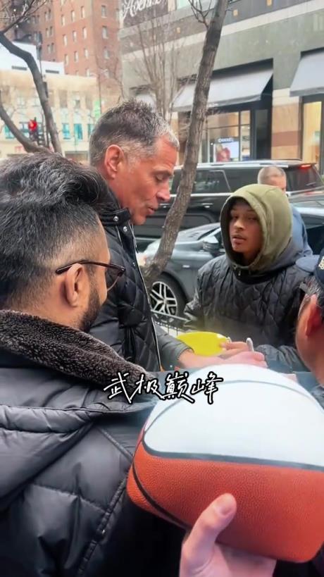佩总行动啊！自由市场开启了 佩林卡还在给你球迷签名合影呢~