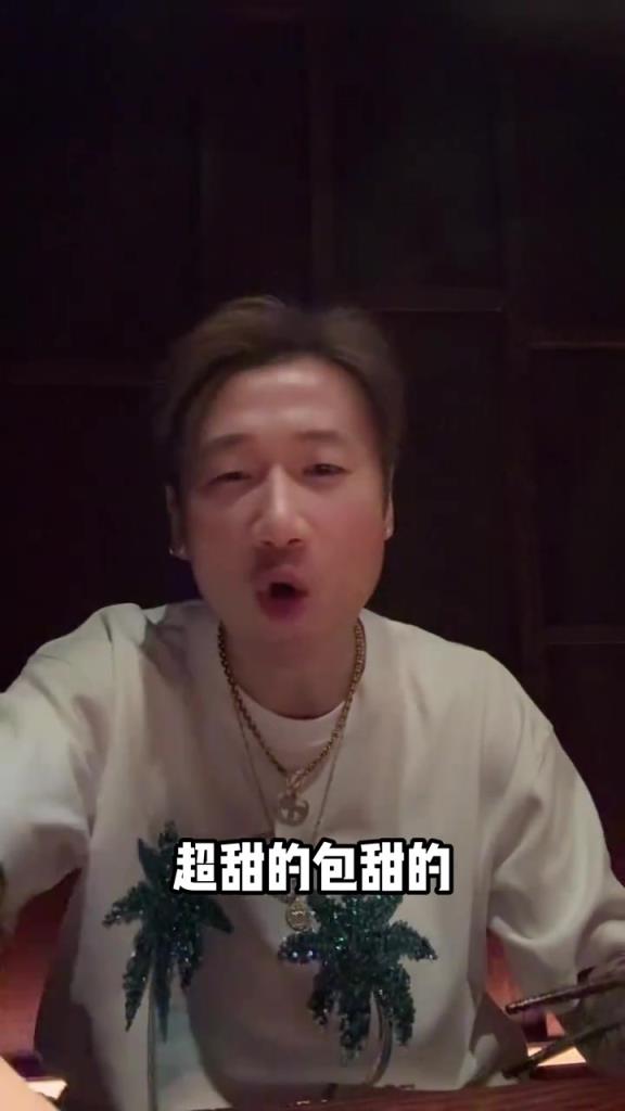 前恒大球员这么会玩啊~荣昊：约一个韩国小姐姐吃饭，超甜的