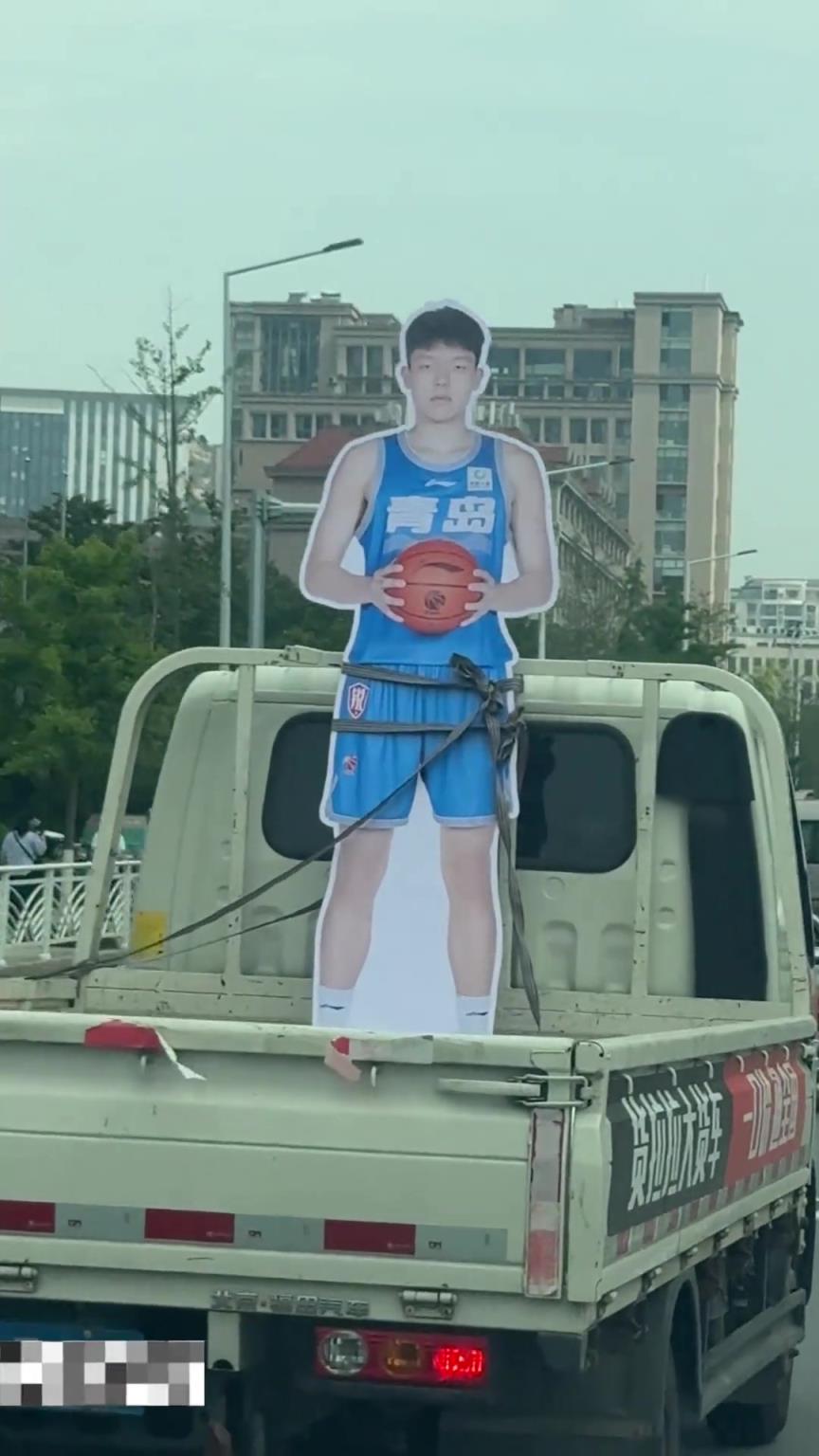 震惊！网友发现杨瀚森在青岛街头被绑架了