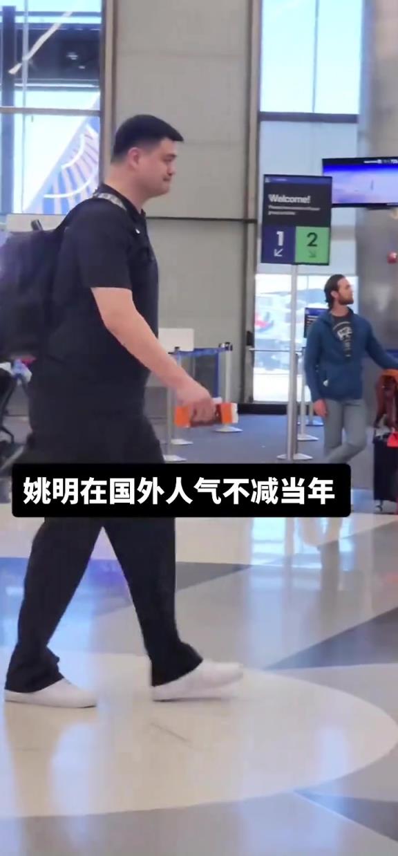 姚明在国外也有着极高的回头率啊