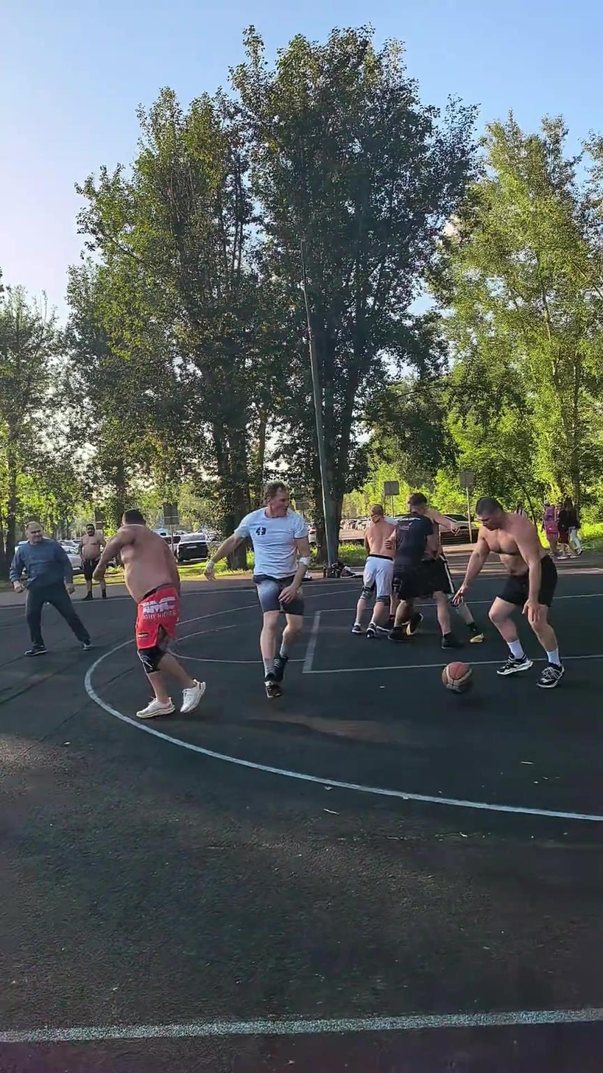 打篮球我知道，抱一起的干什么呢