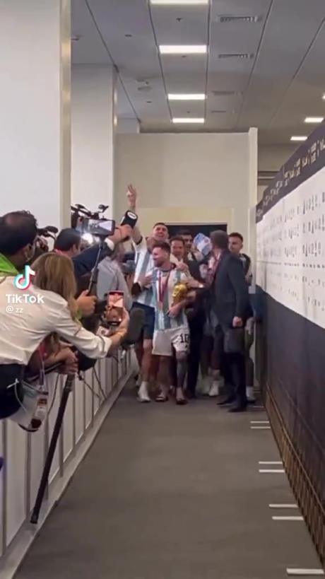 鞋都丢了半只那年梅西被众人簇拥，那年拿着大力神杯