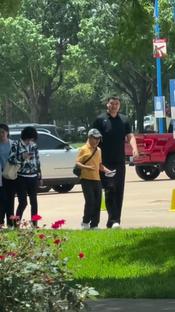 故地重游！姚明一家现身休斯敦 姚沁蕾已经比她妈妈高了