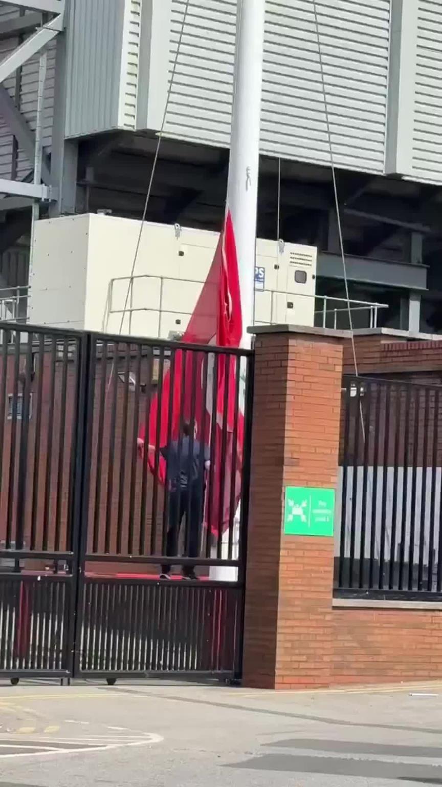 R.I.P！利物浦为若塔降半旗哀悼，球迷在场外送上鲜花